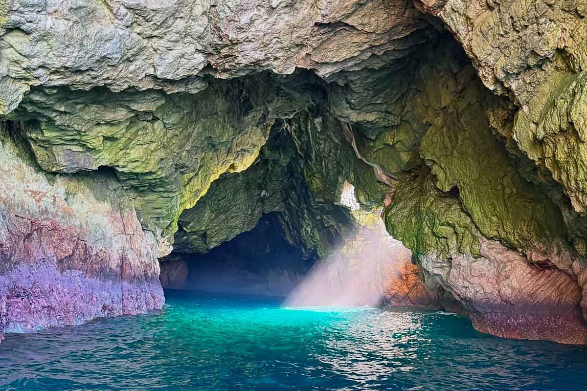 Maria Island Cruises - Rainbow Sea Cave